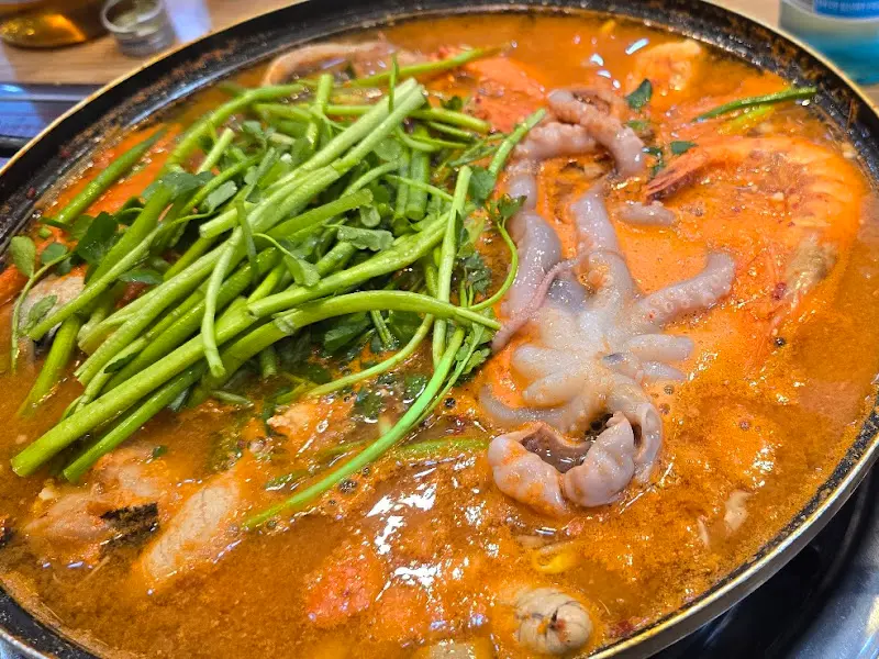 해물과 야채가 듬뿍 들어간 시원한 국물