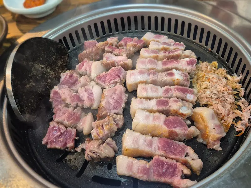 불판 가득 삼겹살