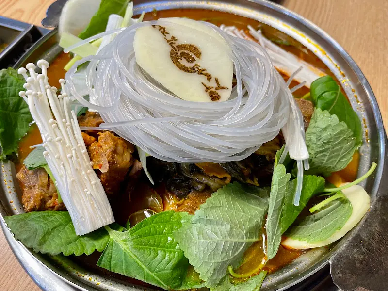 감자탕에 올라간 독특한 장식