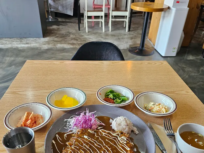 덕순네 돈까스 내부