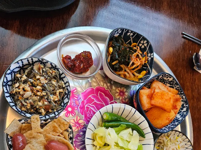 다채로운 밑반찬 구성