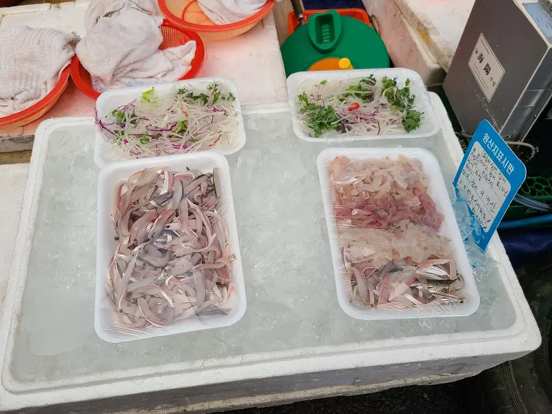 얼음 위에 놓인 해산물