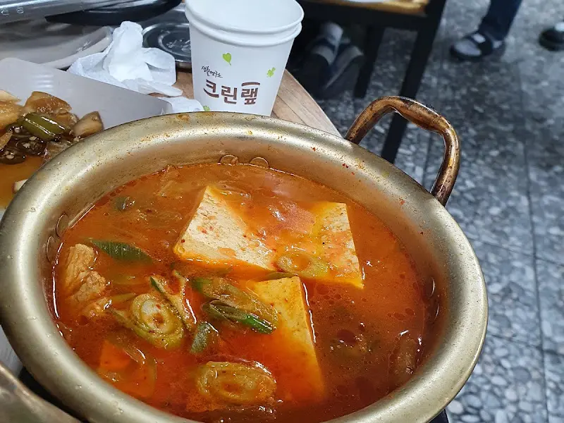 얼큰하고 시원한 김치찌개