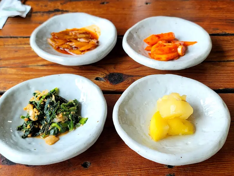 싱싱한 쌈 채소와 밑반찬