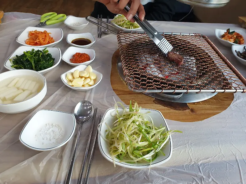 한 상 가득 차려진 테이블