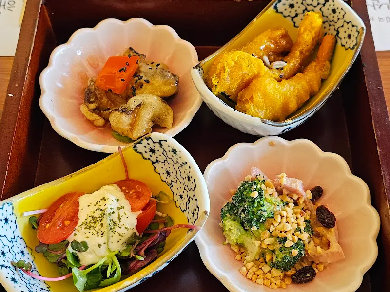 정갈한 반찬 구성