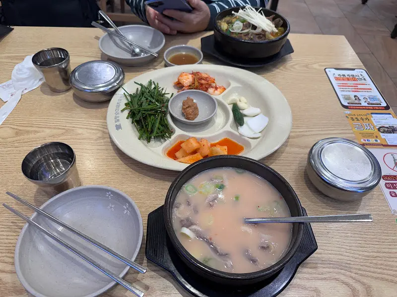 테이블 위에 놓인 기본 상차림