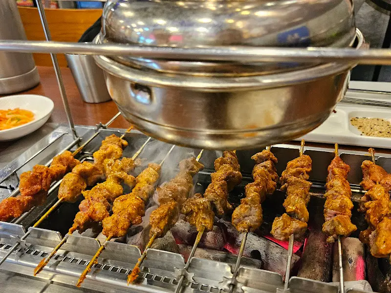 통사부양꼬치 숯불