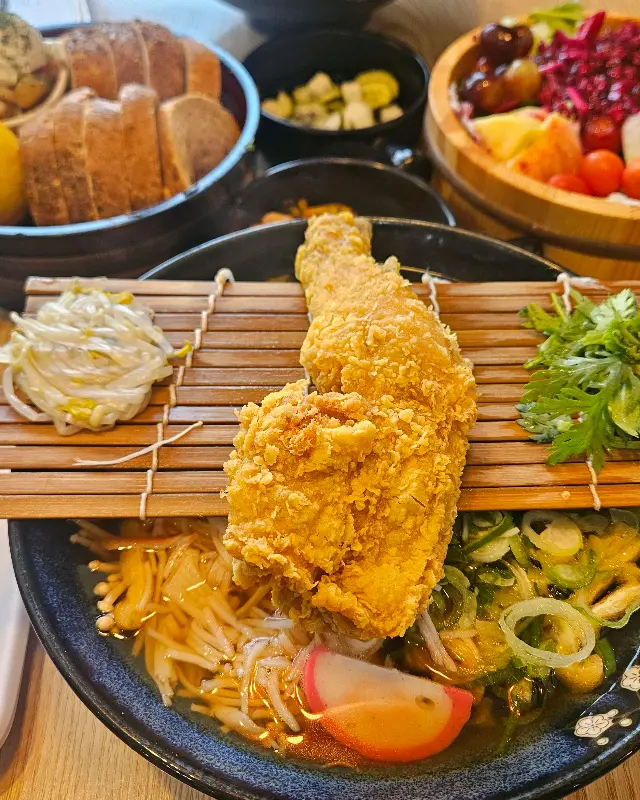 닭튀김과 우동의 환상적인 조합