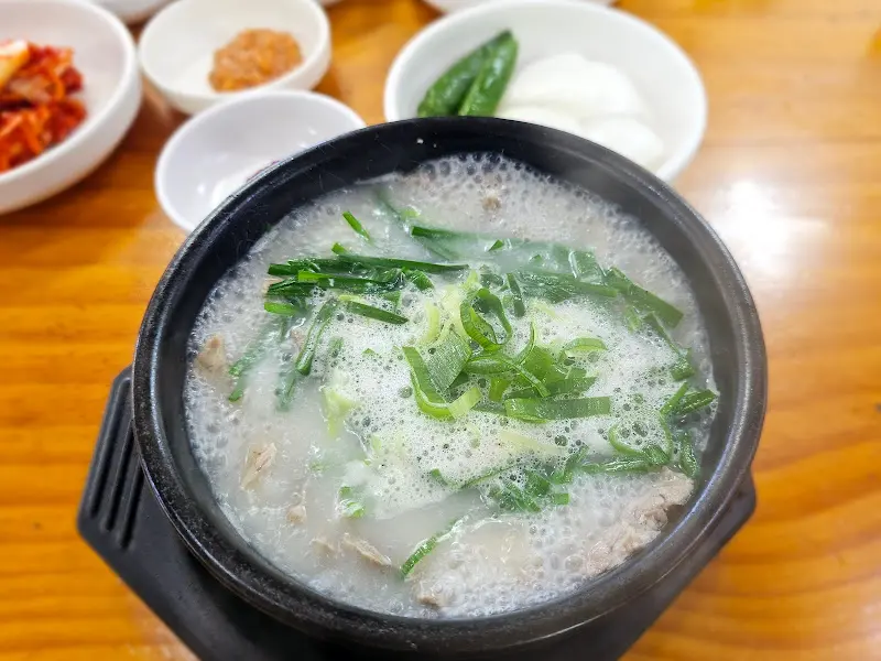 큰길돼지국밥 전체샷