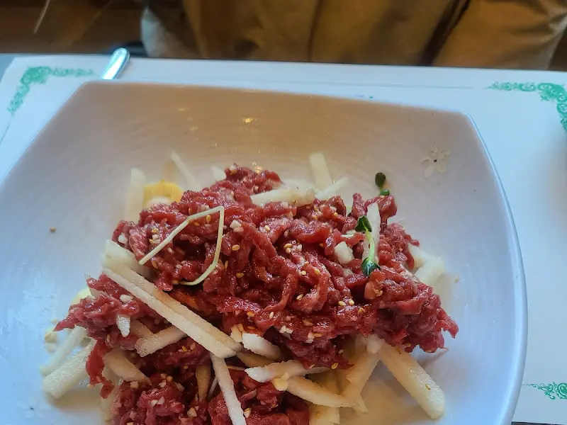 신선한 육회비빔밥