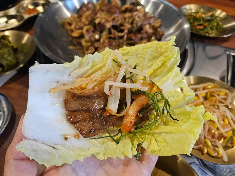 쌈 싸먹는 사진