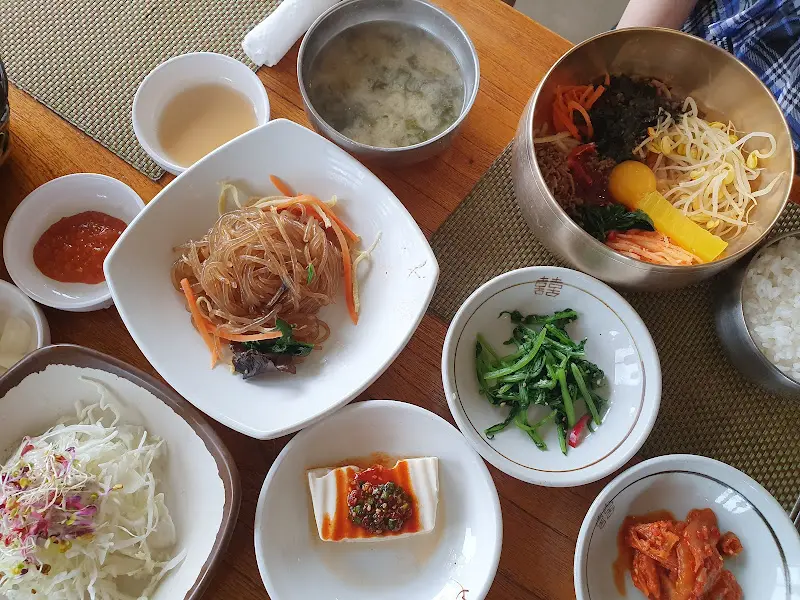 다채로운 밑반찬 구성