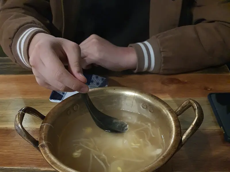 콩나물국을 맛보는 모습
