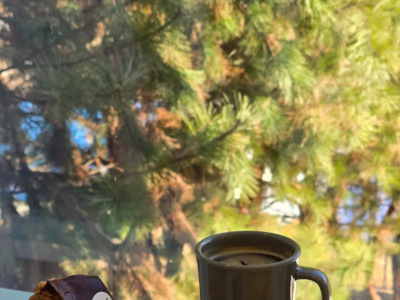 창밖 풍경과 함께 놓인 커피