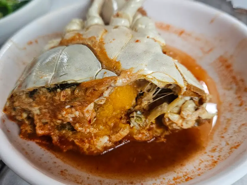 간장게장 게딱지에 밥을 비빈 모습. 주황색 알이 꽉 차 있다.