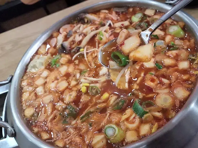 국자로 떠올린 부대찌개의 모습