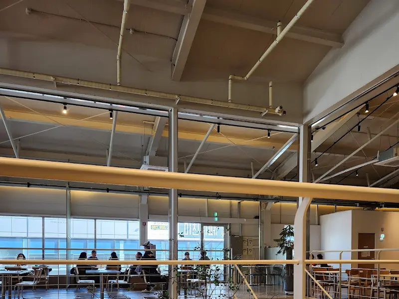 넓은 창밖으로 보이는 풍경