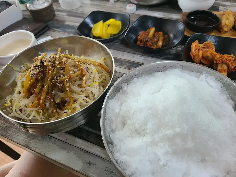 콩국수, 비빔국수, 군만두