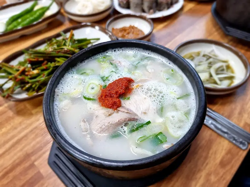 돼지국밥 한 상 차림