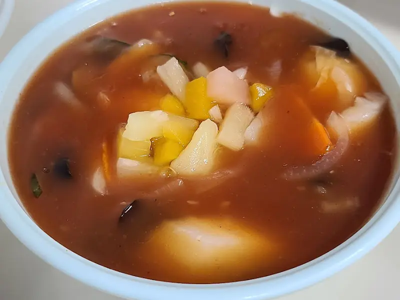 따뜻한 국물이 담긴 짬뽕 그릇 클로즈업 사진