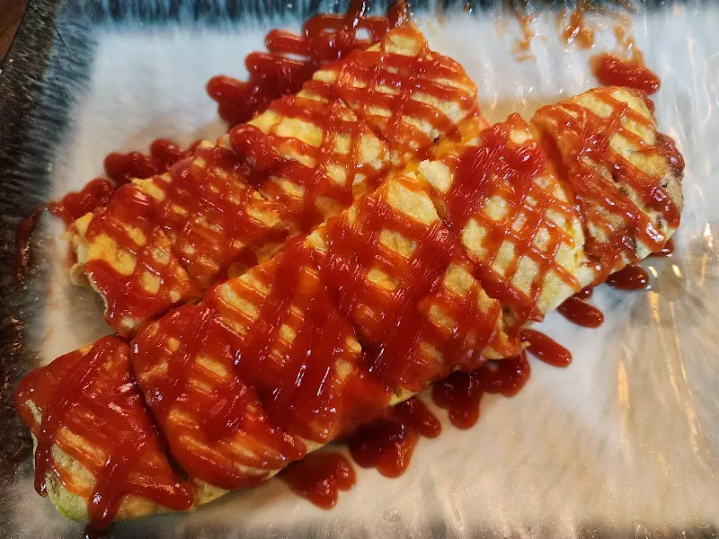 케첩이 듬뿍 뿌려진 계란말이