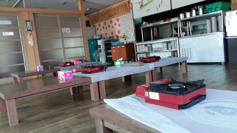 넓고 테이블 간 간격이 넉넉한 식당 내부 전경