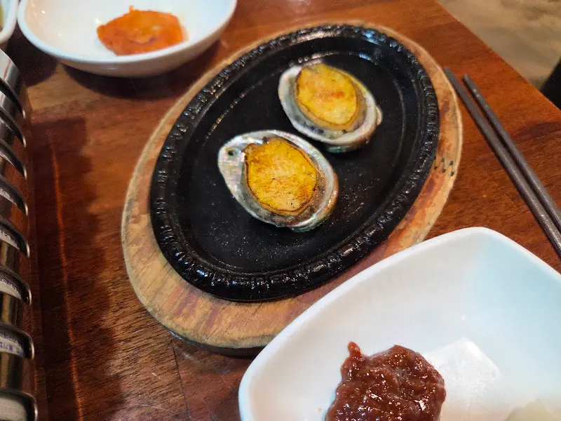 뜨거운 철판 위에 올려진 전복