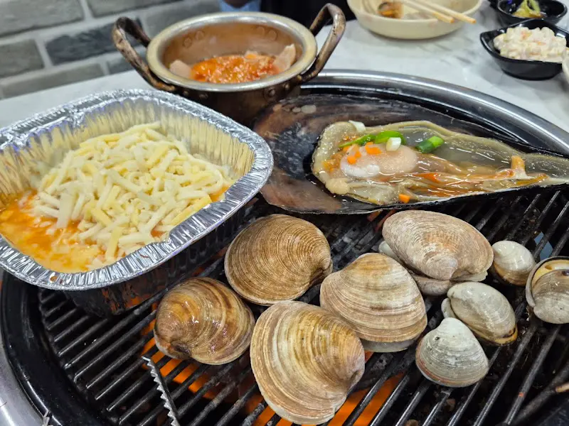 푸짐한 조개구이 한 상 차림