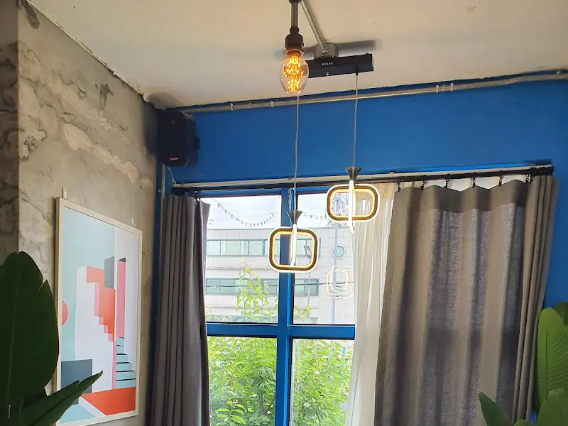 카페 내부 조명