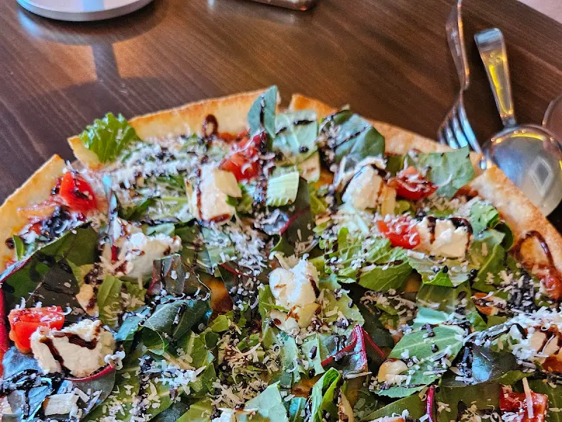 신선한 채소가 듬뿍 올라간 피자