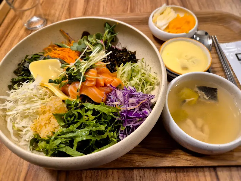 연어 회덮밥 한상차림