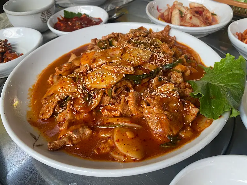 제육볶음이 담겨져 있는 접사 사진