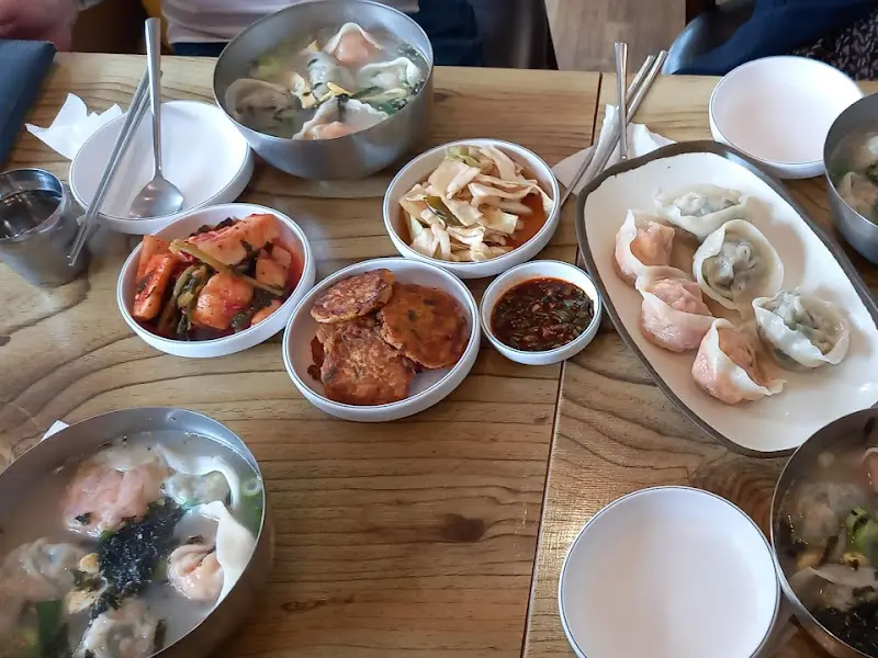 만두와 밑반찬 한상차림