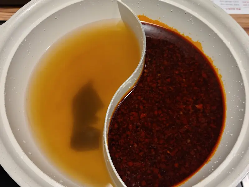 반반으로 나뉜 훠궈 육수와 맑은 닭 육수