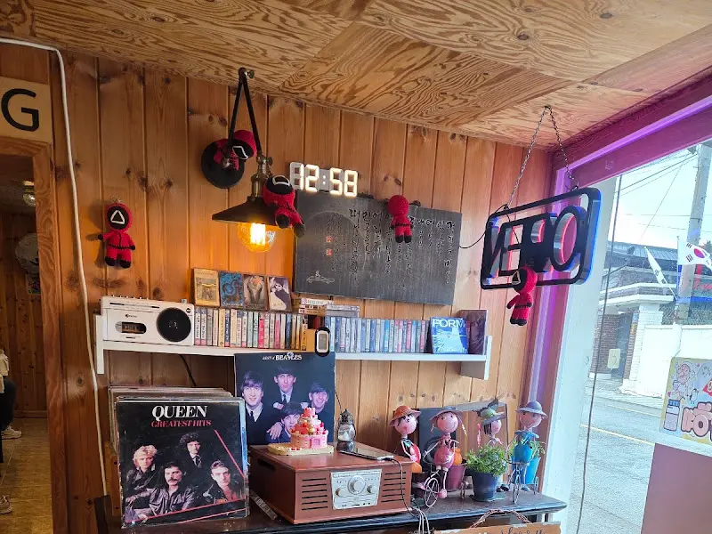 레트로 감성이 물씬 풍기는 가게 내부