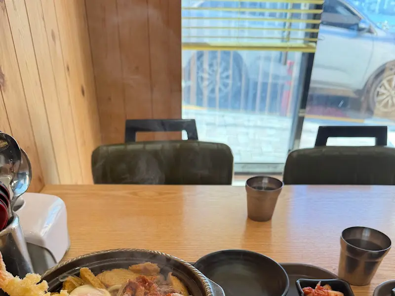 따뜻한 분위기의 내부