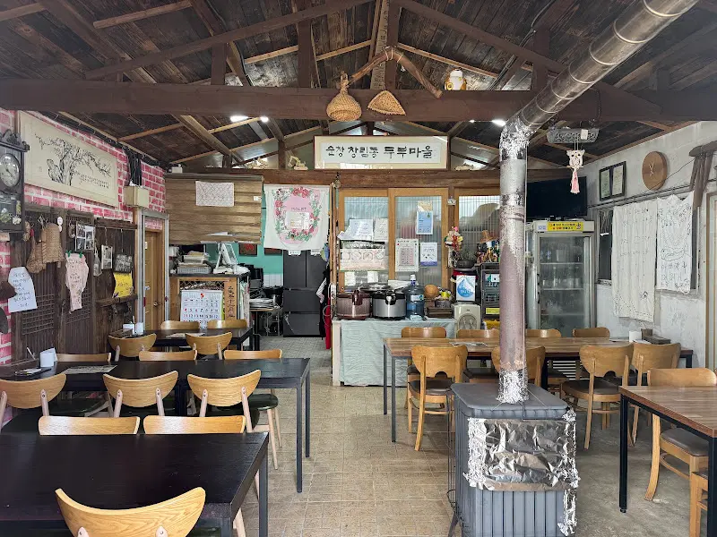 식당 내부 테이블 모습