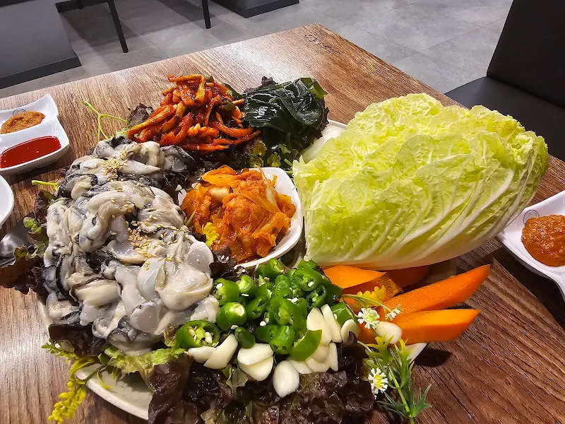 신선한 굴과 갖은 야채가 조화로운 굴보쌈