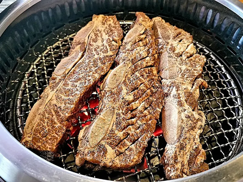 숯불에 구워지는 생갈비