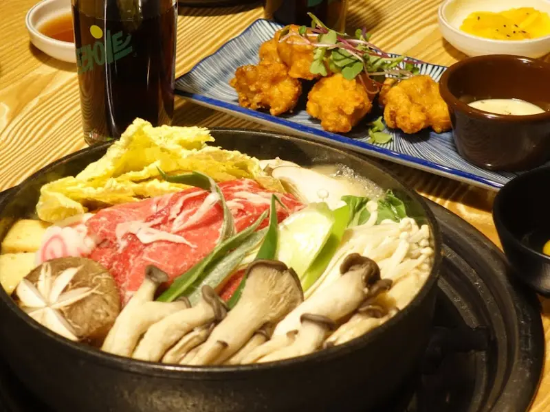 스키야키와 함께 제공된 치킨 가라아게