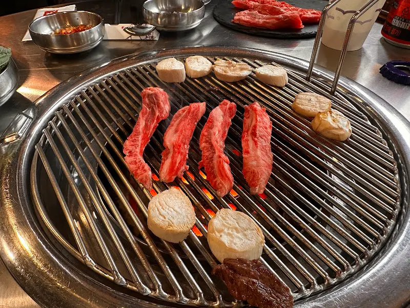 연탄불 위에서 익어가는 한우