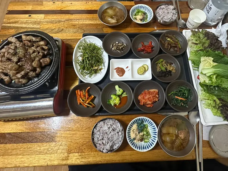 한 상 가득 차려진 촌고기 쌈밥