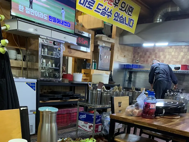 분주한 주방의 모습