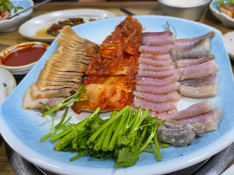 푸짐한 삼합 한 상 차림