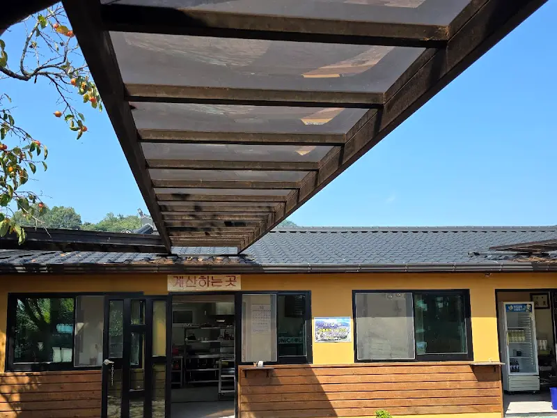 따뜻한 햇살이 들어오는 식당 내부