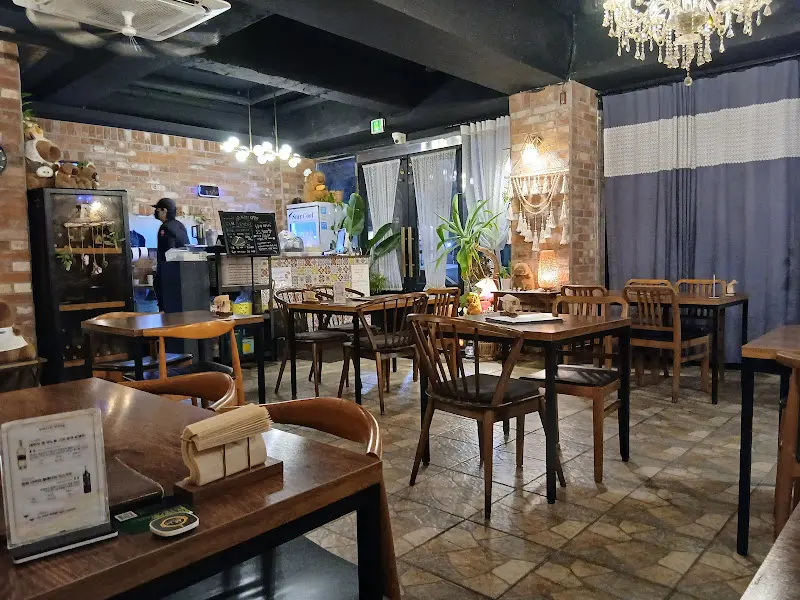 따뜻한 분위기의 식당 내부