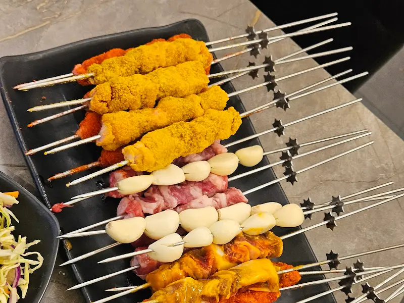 다양한 꼬치들이 쟁반에 담겨져 나오는 모습