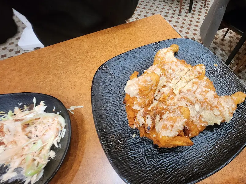 샐러드와 함께 놓인 마늘통닭