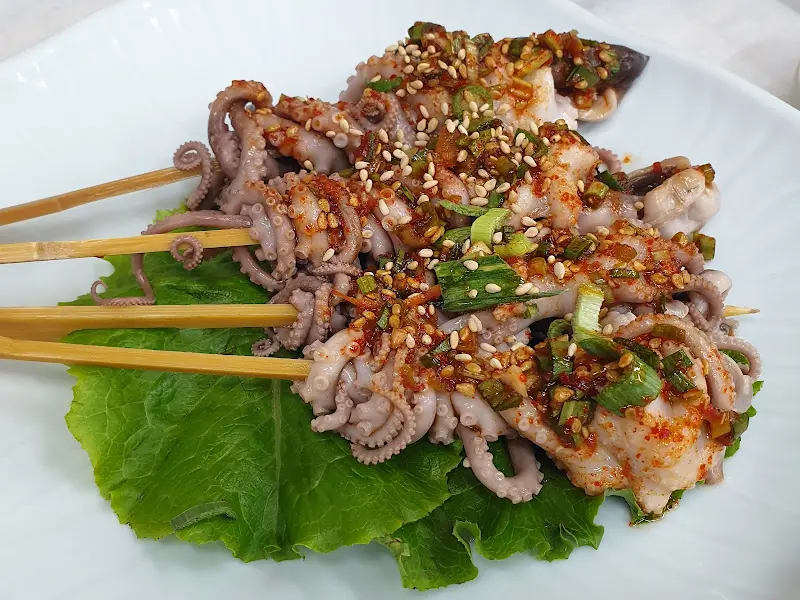 꼬치에 꽂혀 먹음직스러운 꼴뚜기